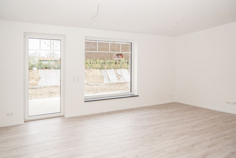 Neubau Erstbezug -  energieeffiziente Mittelwohnung im Reihenhaus für Familien zu vermieten – Wohnzimmer (Baugleich)