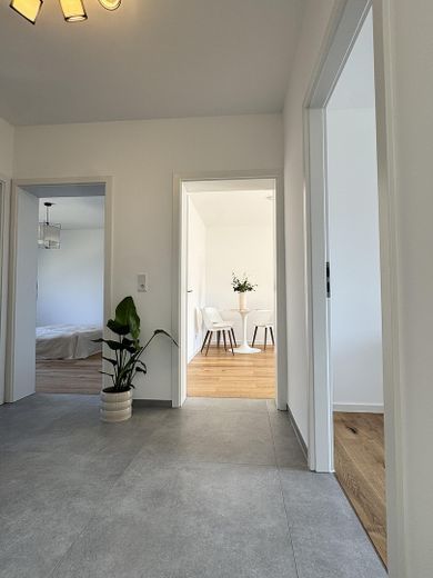 Ubicación perfecta, renovada con materiales de alta calidad: exclusivo apartamento de 3 habitaciones – Eingangsbereich 2