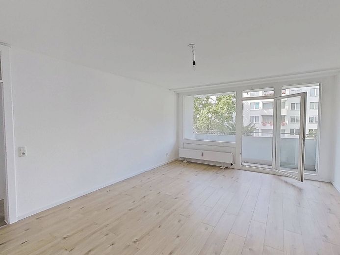 Hell und geräumig: 3-Zimmer-Wohnung. mit Balkon und Wannenbad in fußläufiger Nähe zur Innenstadt – Ansicht I: Wohn- und Esszimmer