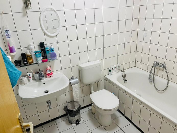 Großzügige, sehr gepflegte, helle 2-Raum-Wohnung- im Herzen der Stadt – Bad/WC