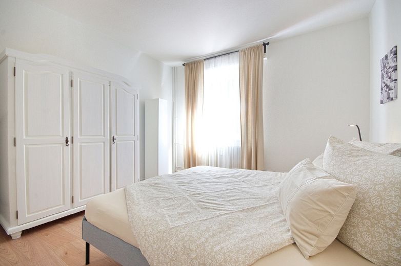 Bright, attractively furnished apartment with balcony and internet access, quiet and centrally located, approx. 200 metres from the “Planckstraße” underground station – 45a07c1a8530b2228a2f9524015179a6caa2d708.jpg