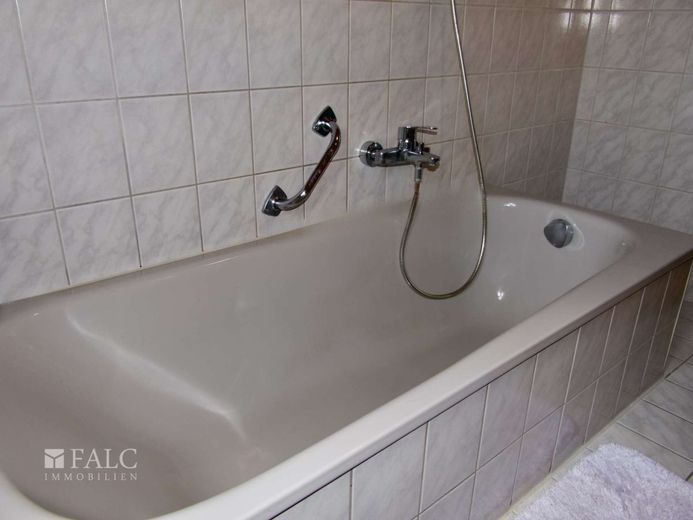 Einfach Mehr: Top gepflegte 2-Zimmer-Wohnung, EBK &amp; TG inklusive. Ruhige Wohnlage in 93333 Neustadt. – Badewanne
