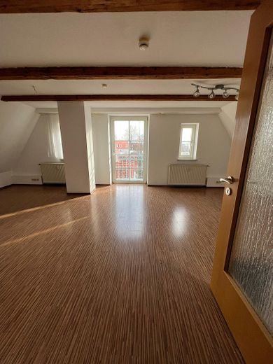 Dach-Wohnung im Herzen von Mindelheim – Wohn-Ess-und Schlafzimmer