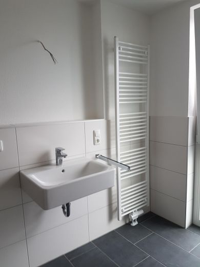 2 ZKB mit Balkon, Einbauküche, Keller, Tiefgarage – Bad