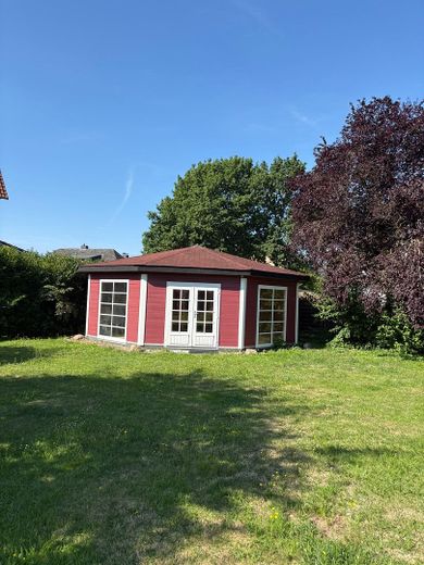 Freistehendes Einfamilienhaus mit Doppelgarage und schönem Garten – Foto 8