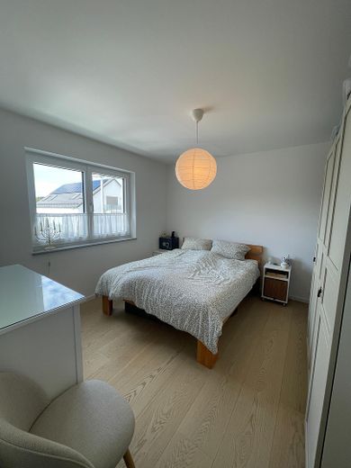 Design trifft Nachhaltigkeit: Exklusive 3-Zimmer-Neubauwohnung mit Kochinsel & PV-Anlage – Schlafzimmer 