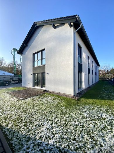 Ambizione urbana. Vivere nel verde. Esclusivo appartamento di 4 locali alle porte di Amburgo – Außenansicht Nord-Ost