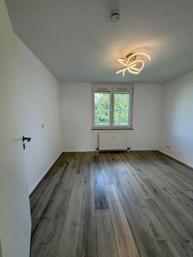 Renovierte 4-ZKB mit Terrasse und Balkon ins Grüne, EBK, 2 Stellplätze – bezugsfrei, provisionsfrei – Zimmer 2