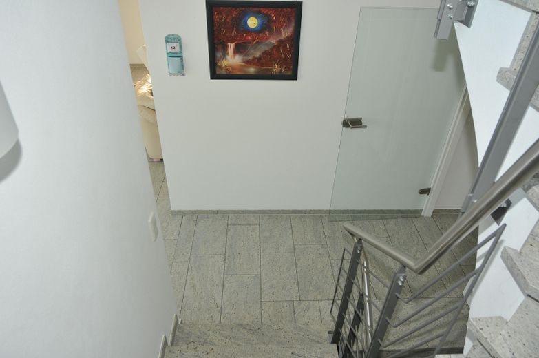 Modern architect-designed house for the large family – Treppe Richtung EG