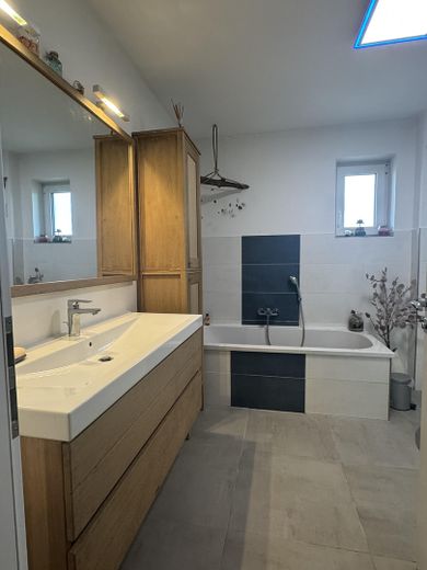 modernisiertes Ein-/Zweifamilienhaus mit Feldblick - PROVISIONSFREI – Badezimmer EG