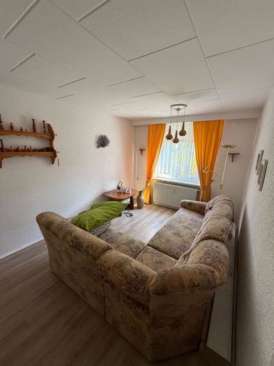 Doppelhaushälfte mit großer Garage, Carport, Wa, Du. und sonnigem Grundstück am Stadtrand – Zimmer