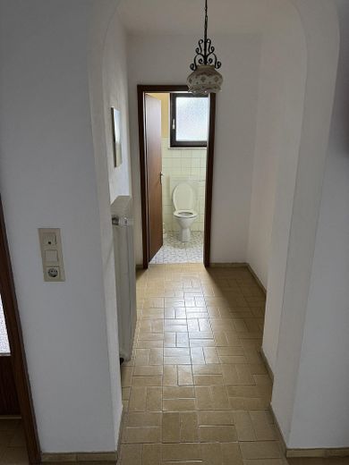 Zentrumsnah: Wohnhaus mit Galerie/Atelier, Einlieger-App.  & traumh. Naturgarten (834 qm) – EG Atelier Gäste WC