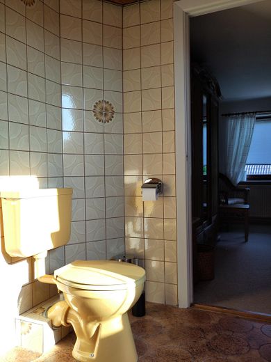 Haushälfte mit Charakter – Bad oben, Zimmer oben rechts
