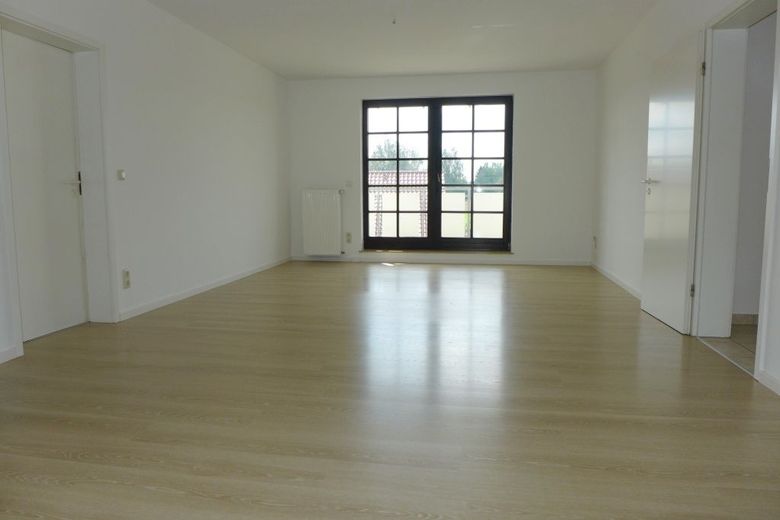 GEPFLEGTES MEHRFAMILIENHAUS IM SPECKGÜRTEL VON DRESDEN – Blick ins große Wohnzimmer