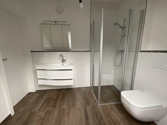 Am Waldrand - 5-Zi.-DHH | Bj. 2022 | 500 m² Grundstück – Dachgeschoss Bad