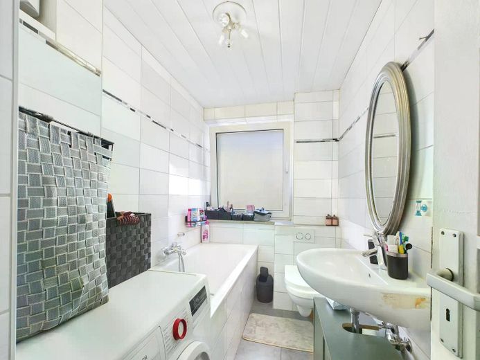 Renovierte 2-Zimmer-Wohnung in Hof: 50 m², modernes Bad, ohne Einbauküche – Foto 2