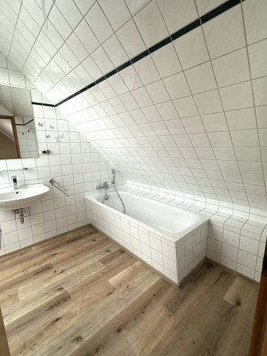 Helle 2-Zimmer-Whg. auf 2 Ebenen – ca. 70 m²–ruhig in Kirchhorst – Bad mit Dusche und Badewanne