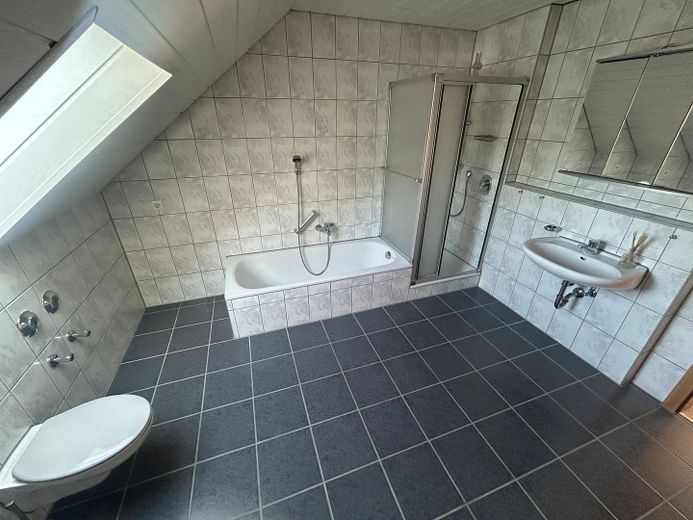 Appartement lumineux de 3,5 pièces sous les combles, 85 m², balcon exposé sud, cuisine équipée, place de stationnement – Wüstenrot – Badezimmer