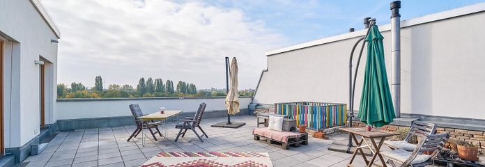 Berlin'in çatıları üzerinde: Bol ışık alan, 92m² çatı teraslı ve panoramik manzaralı dubleks çatı katı dairesi – Dachgeschoss-Maisonette
