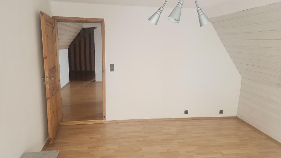 3 Zimmer Wohnung im OG mit Balkon – Schlafzimmer
