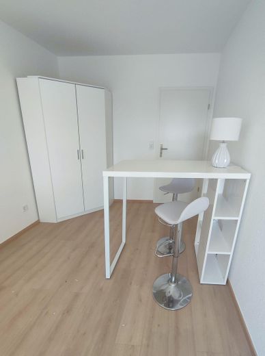 Bartisch und Kleiderschrank
