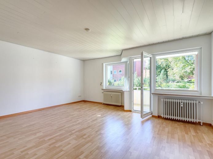EG-Wohnung - Traumhafte Lage am Stadtpark mit Südbalkon – Wohnzimmer mit Balkon