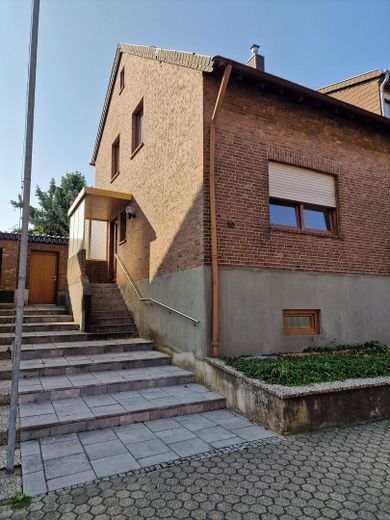 Geräumige Doppelhaushälfte mit großem Garten in ruhiger Lage von Düren-Merken – ab dem 01.11.2026 – Hausblick