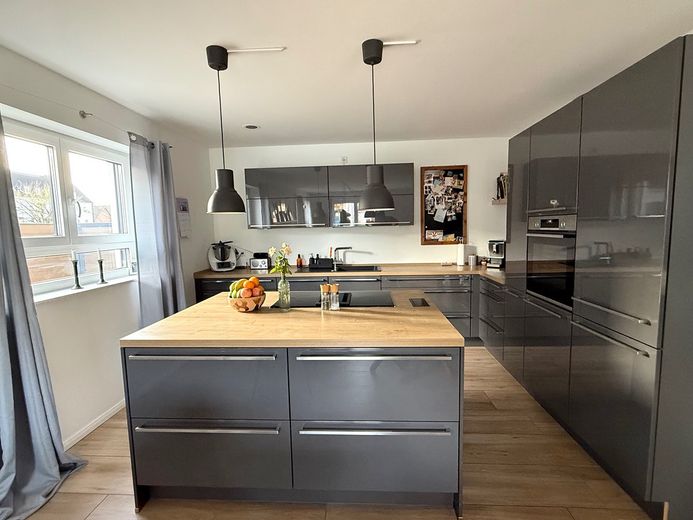 Modernes freistehendes Einfamilienhaus von 2019 mit großem Garten, zentral – Foto 7