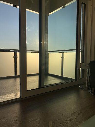 شقة راقية من غرفتين مع شرفة مشمسة باتجاه الجنوب الغربي – سكن موفر للطاقة في بوخلوه – Balkon im Abendlicht
