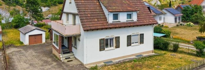 Viel Raum für neue Ideen auf großzügigem Grundstück
in ruhiger, naturnaher Lage