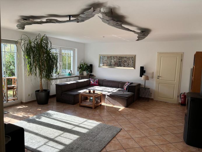 Toskana-Villa freistehend auch als Zweifamilienhaus nutzbar – Wohnzimmer EG