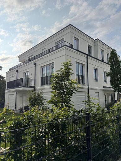NEUWERTIGE VILLENWOHNUNG | SÜD/WEST | 2 BALKONE | GRÜNBLICK | EBK + MAẞ-EINBAUTEN + SMART HOME – Haus