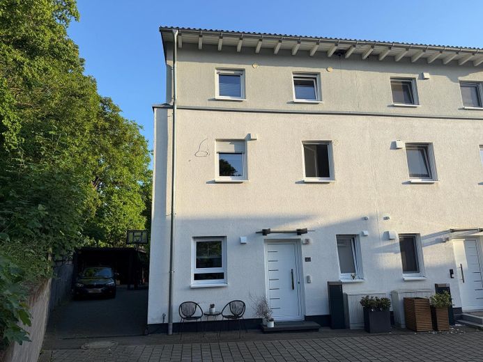 Hochwertige Doppelhaushälfte in Feldrandlage mit Südterrasse und Garten in Nieder-Olm – Vorderansicht