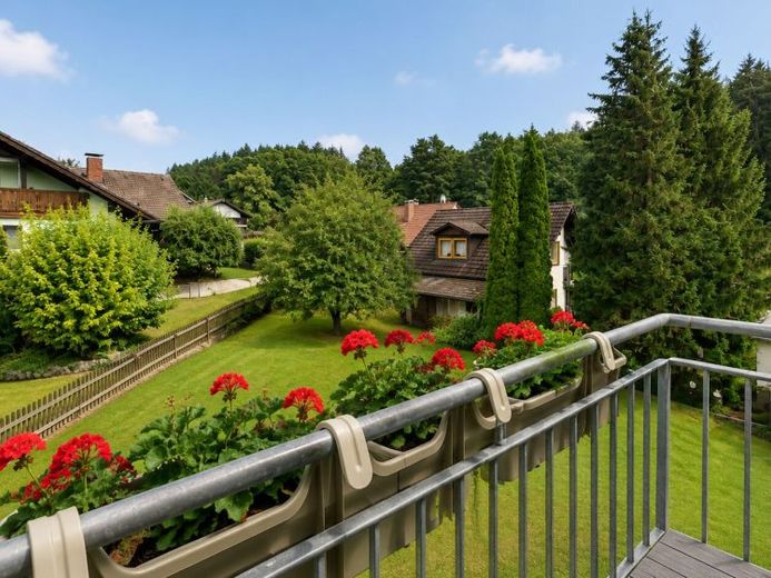 Gepflegtes Zweifamilienhaus in ruhiger Lage – Kapitalanlage mit zwei vermieteten Wohneinheiten – Foto 1