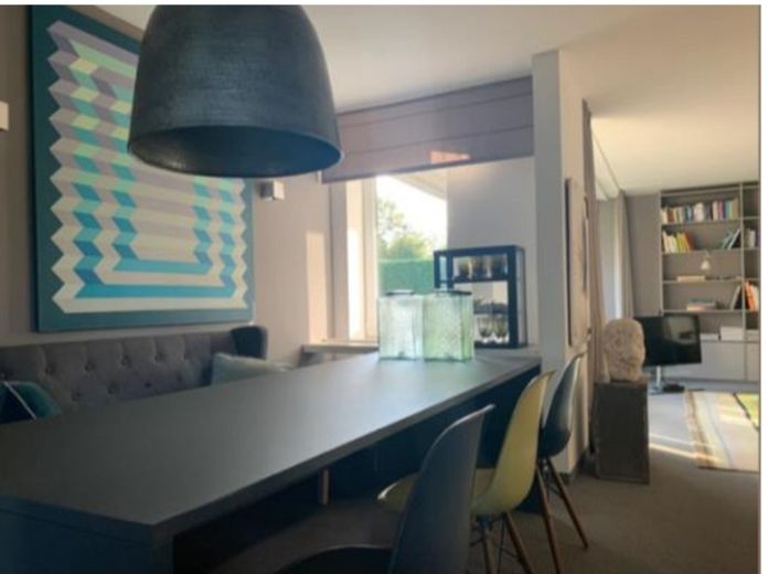 Modernisierter Winkel-Reihenbungalow mit uneinsehbaren Grundstück – Esszimmer