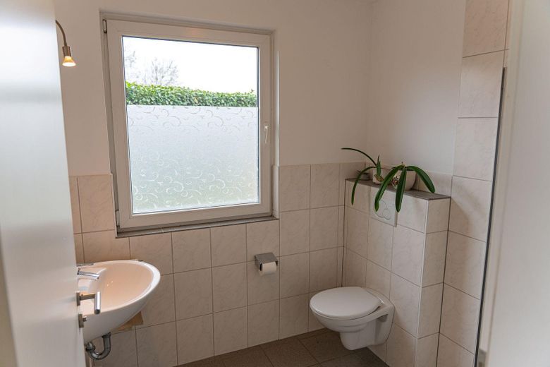 Vielseitige Gewerbeimmobilie in Wietmarschen OT Lohne: Halle, Büro & Wohnhaus – WC mit Dusche - Büro