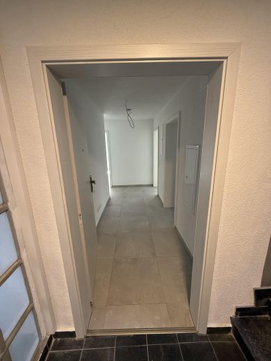Erstbezug nach Kernsanierung- großzügige 4-Zimmer- Wohnung im Erdgeschoss – Flur Ansicht 