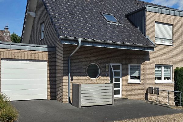 Lichtdurchflutetes Single-Schatzkästchen: Gehobene DG-Wohnung mit Balkon