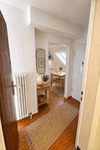 Keyifli 42 m² – merkezi konumda 2 odalı çatı katı dairesi – Einrichtungsbeispiel
