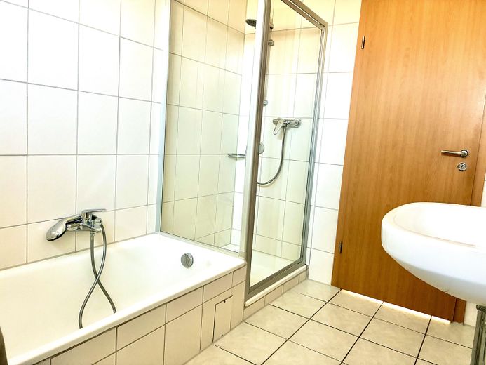 Neu renovierte EG-Wohnung mit Garten, Terrasse und Stellplatz in Neu-Anspach – Bad