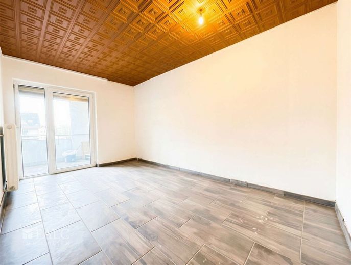 Substanz mit Ausbau- und Modernisierungspotenzial – Wohnzimmer