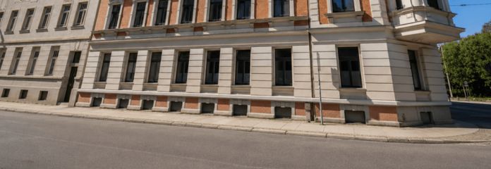 La vostra nuova casa a Lipsia Est! | Accogliente appartamento di 2 locali con balcone in edificio storico ristrutturato