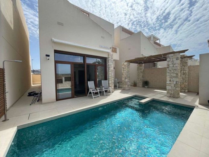 Moderne freistehende Villa mit privatem Pool und Dachterrasse – Foto 1