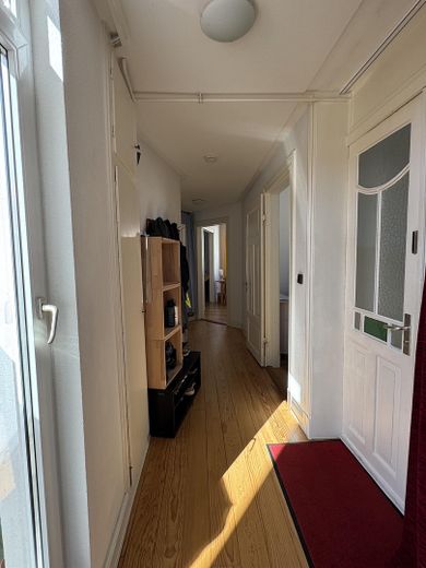 gern an WG`s, Charmante Altbauwohnung mit 2 Balkonen, 3–4 Zimmer, EBK, Bad mit Badewanne – Flur
