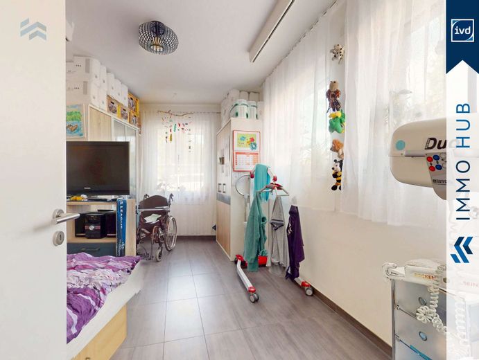 3687182-co71ytbqtUWgdXkrjamStykh-Zimmer 3.jpg