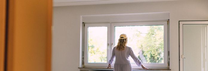 Sofort frei: Schöne 2-Zimmer-Wohnung mit Westloggia und modernisiertem Bad – Helles Wohnzimmer