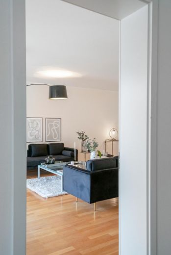 Bezugsfreie, renovierte 2-Zimmer-Wohnung mit Balkon und offener Wohnküche – Wohnzimmer