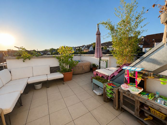 Moderna maisonette di 4 locali con ampia terrazza sul tetto nel centro del paese – Foto 2