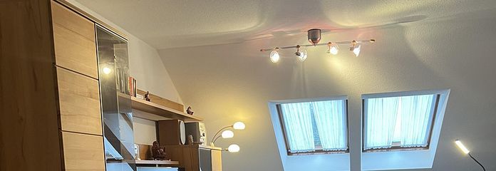 Helle 2-Zimmer Dachgeschosswohnung in Großenseebach mit großem Balkon - BITTE KEINE MAKLERANFRAGEN – Wohnzimmer