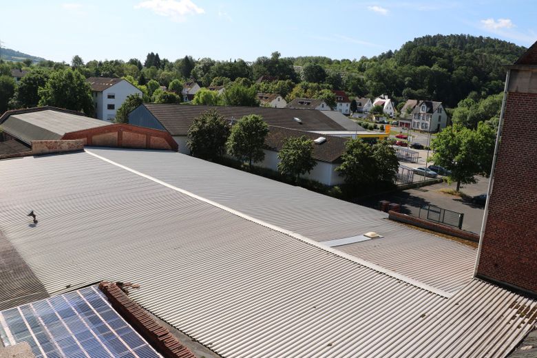 Blick über die Lagerhallen